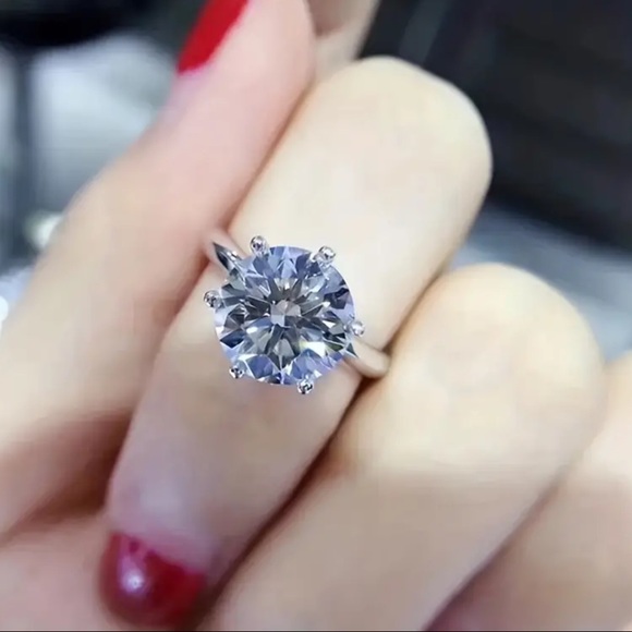 Classic 6-Prong Zircon Ring Luxury Engagement
Wedding Ring - Picture 2 of 8